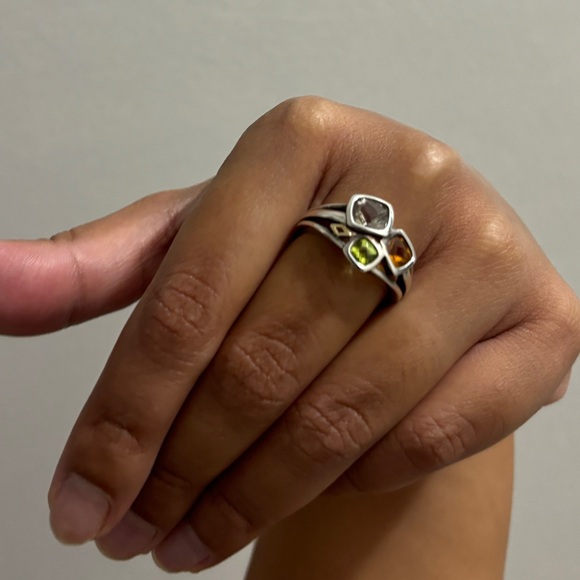 18k 925 Ring with 3 stones size 6.5-7 I think. It’s too big for me. I am 5.5 - Picture 3 of 4